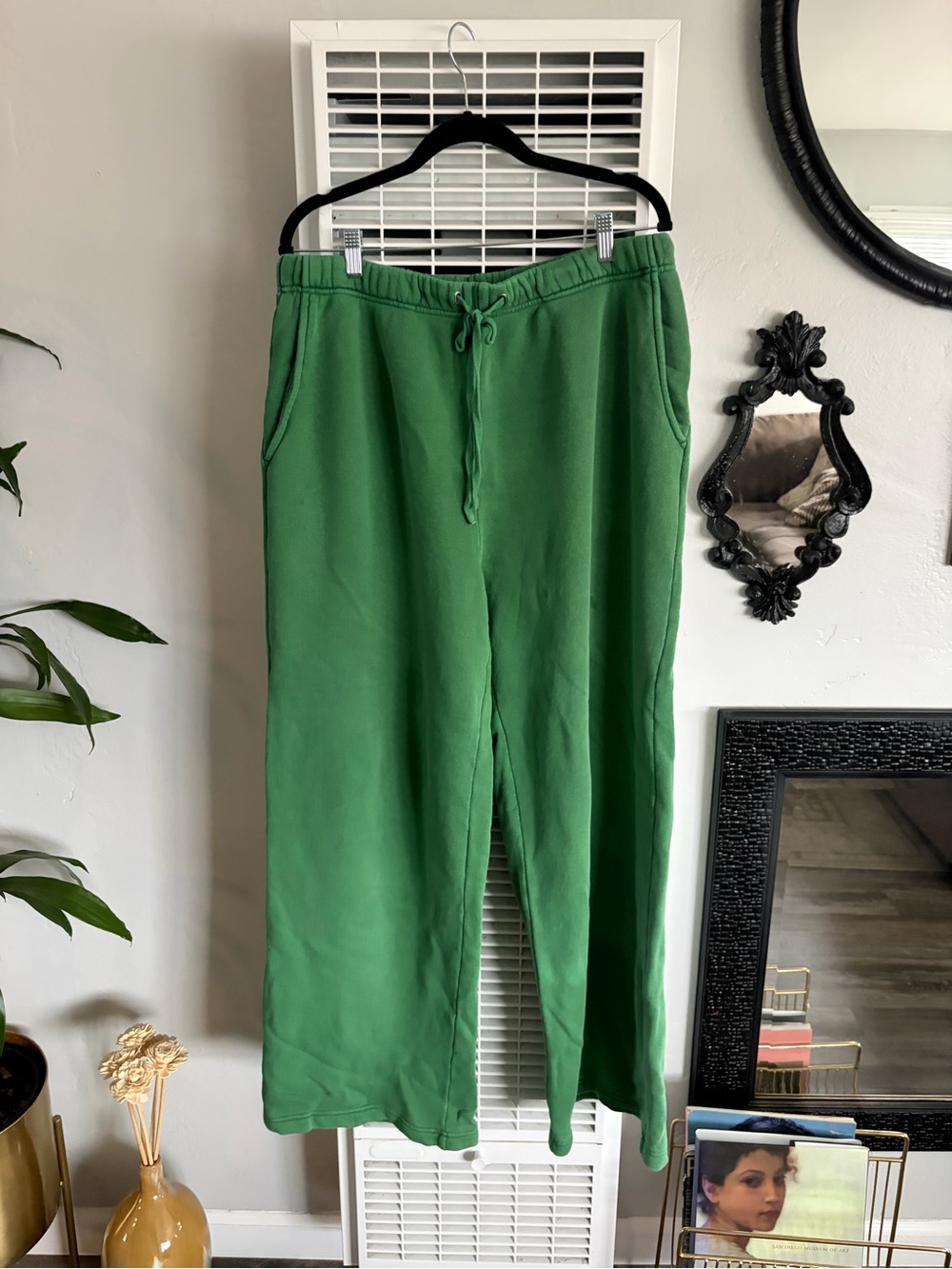XL Elwood Green sweatpants